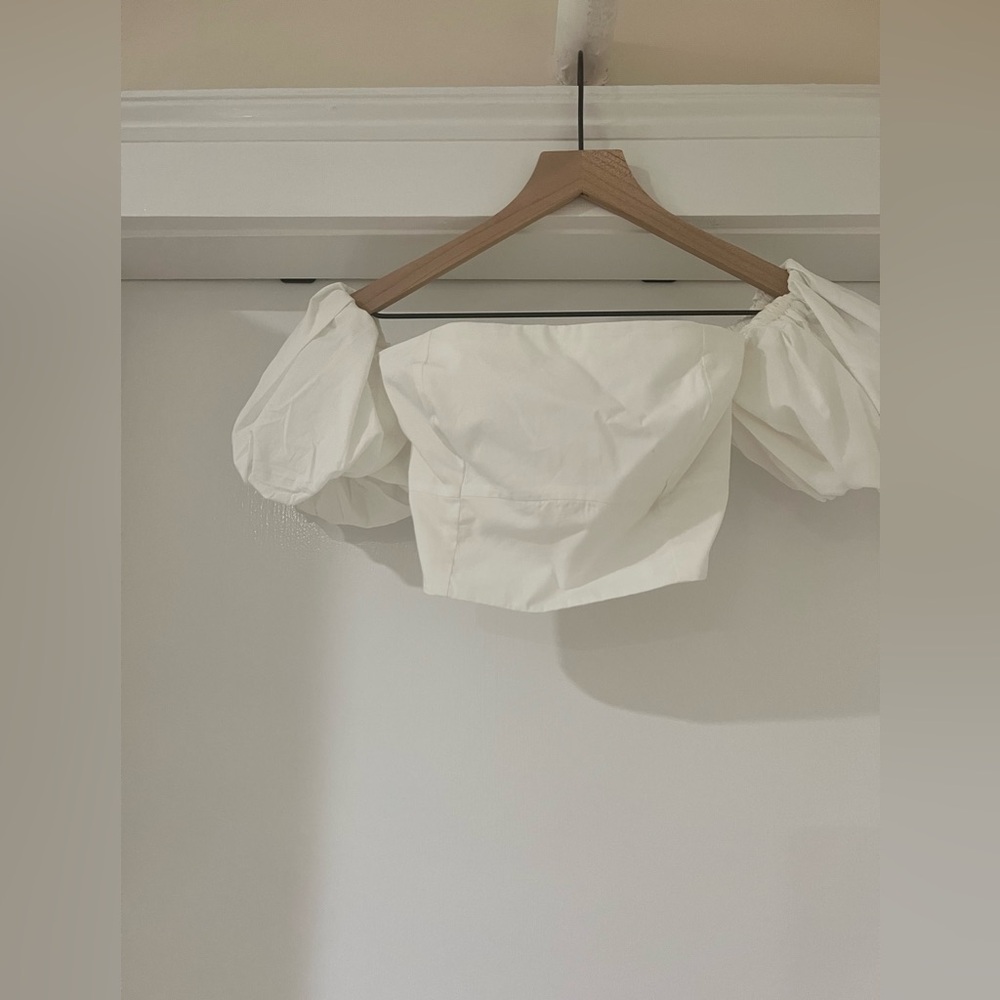 Abercrombie & Fitch Poplin Puff Sleeved off-shoulder Crop Top